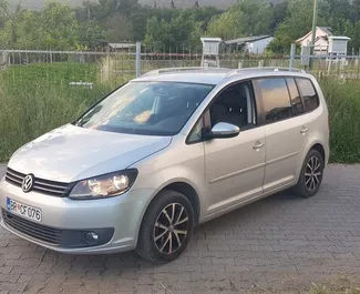 Vista frontale di un noleggio Volkswagen Touran in Bar, Montenegro ✓ Auto #549. ✓ Cambio Automatico TM ✓ 19 recensioni.