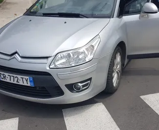 Vista frontale di un noleggio Citroen C4 in Bar, Montenegro ✓ Auto #1345. ✓ Cambio Automatico TM ✓ 27 recensioni.