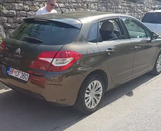 Vista frontale di un noleggio Citroen C4 in Bar, Montenegro ✓ Auto #539. ✓ Cambio Automatico TM ✓ 16 recensioni.