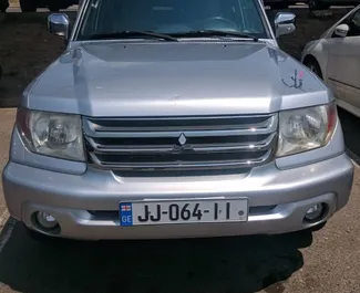 Vista frontale di un noleggio Mitsubishi Pajero Io a Tbilisi, Georgia ✓ Auto #1410. ✓ Cambio Automatico TM ✓ 5 recensioni.
