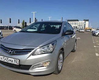 Vista frontale di un noleggio Hyundai Solaris all'aeroporto di Simferopol, Crimea ✓ Auto #1395. ✓ Cambio Automatico TM ✓ 1 recensioni.