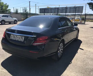 Noleggio Mercedes-Benz E200. Auto Premium per il noleggio in Crimea ✓ Cauzione di Deposito di 30000 RUB ✓ Opzioni assicurative RCT, CDW, Furto, All'estero.