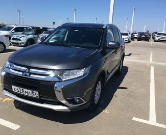 Vista frontale di un noleggio Mitsubishi Outlander all'aeroporto di Simferopol, Crimea ✓ Auto #1400. ✓ Cambio Automatico TM ✓ 0 recensioni.