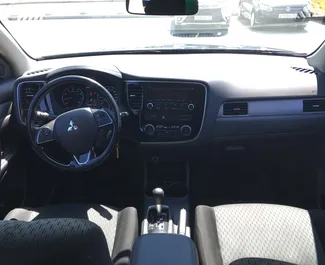 Noleggio auto Mitsubishi Outlander 2015 in Crimea, con carburante Benzina e 146 cavalli di potenza ➤ A partire da 4650 RUB al giorno.