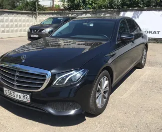 Vista frontale di un noleggio Mercedes-Benz E200 all'aeroporto di Simferopol, Crimea ✓ Auto #1399. ✓ Cambio Automatico TM ✓ 0 recensioni.