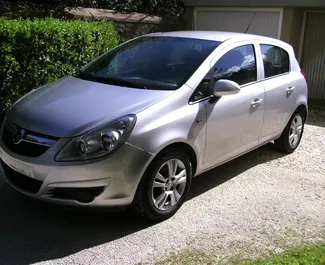 Vista frontale di un noleggio Opel Corsa a Kalamata, Grecia ✓ Auto #1500. ✓ Cambio Automatico TM ✓ 0 recensioni.