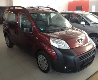 Vista frontale di un noleggio Peugeot Bipper a Kalamata, Grecia ✓ Auto #1501. ✓ Cambio Automatico TM ✓ 0 recensioni.