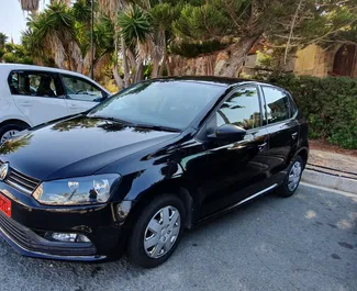 Vista frontale di un noleggio Volkswagen Polo a Paphos, Cipro ✓ Auto #1511. ✓ Cambio Automatico TM ✓ 3 recensioni.