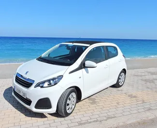 Vista frontale di un noleggio Peugeot 108 Cabrio a Rodi, Grecia ✓ Auto #1455. ✓ Cambio Automatico TM ✓ 0 recensioni.