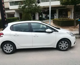 Vista frontale di un noleggio Peugeot 208 all'aeroporto di Atene, Grecia ✓ Auto #1485. ✓ Cambio Automatico TM ✓ 1 recensioni.