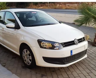 Vista frontale di un noleggio Volkswagen Polo a Rodi, Grecia ✓ Auto #1486. ✓ Cambio Manuale TM ✓ 0 recensioni.