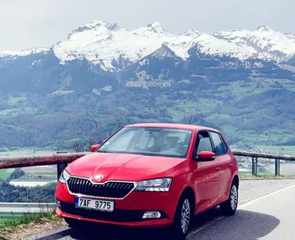 Vista frontale di un noleggio Skoda Fabia a Praga, Cechia ✓ Auto #34. ✓ Cambio Manuale TM ✓ 4 recensioni.