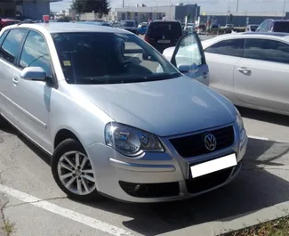 Vista frontale di un noleggio Volkswagen Polo a Burgas, Bulgaria ✓ Auto #1667. ✓ Cambio Automatico TM ✓ 0 recensioni.