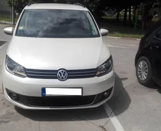 Vista frontale di un noleggio Volkswagen Touran a Burgas, Bulgaria ✓ Auto #1662. ✓ Cambio Automatico TM ✓ 3 recensioni.