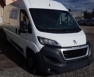Vista frontale di un noleggio Peugeot Boxer a Praga, Cechia ✓ Auto #1580. ✓ Cambio Manuale TM ✓ 0 recensioni.