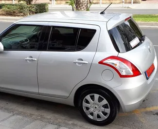 Vista frontale di un noleggio Suzuki Swift a Limassol, Cipro ✓ Auto #272. ✓ Cambio Automatico TM ✓ 2 recensioni.