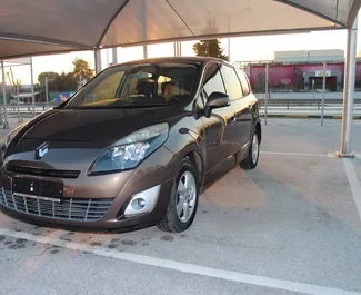 Vista frontale di un noleggio Renault Grand Scenic all'aeroporto di Salonicco, Grecia ✓ Auto #1720. ✓ Cambio Automatico TM ✓ 0 recensioni.