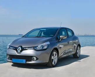 Vista frontale di un noleggio Renault Clio 4 all'aeroporto di Salonicco, Grecia ✓ Auto #1715. ✓ Cambio Automatico TM ✓ 0 recensioni.