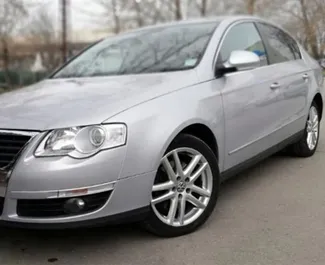 Vista frontale di un noleggio Volkswagen Passat a Burgas, Bulgaria ✓ Auto #1649. ✓ Cambio Automatico TM ✓ 0 recensioni.