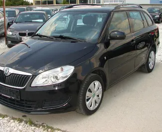 Vista frontale di un noleggio Skoda Fabia Combi a Burgas, Bulgaria ✓ Auto #1654. ✓ Cambio Manuale TM ✓ 0 recensioni.