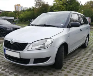 Vista frontale di un noleggio Skoda Fabia Combi a Burgas, Bulgaria ✓ Auto #1653. ✓ Cambio Automatico TM ✓ 0 recensioni.