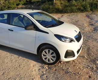 Vista frontale di un noleggio Peugeot 108 a Creta, Grecia ✓ Auto #1780. ✓ Cambio Manuale TM ✓ 1 recensioni.