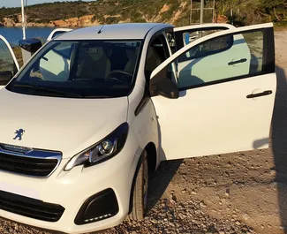 Interni di Peugeot 108 in affitto in Grecia. Un'ottima auto da 4 posti con cambio Manuale.