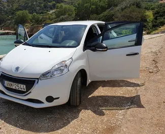 Interni di Peugeot 208 in affitto in Grecia. Un'ottima auto da 5 posti con cambio Manuale.