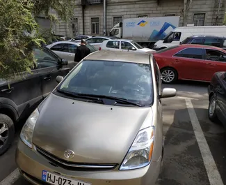 Vista frontale di un noleggio Toyota Prius a Tbilisi, Georgia ✓ Auto #1806. ✓ Cambio Automatico TM ✓ 9 recensioni.