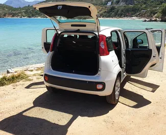 Interni di Fiat Panda in affitto in Grecia. Un'ottima auto da 5 posti con cambio Manuale.