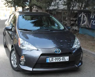 Vista frontale di un noleggio Toyota Prius C a Tbilisi, Georgia ✓ Auto #1810. ✓ Cambio Automatico TM ✓ 6 recensioni.