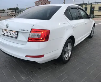 Skoda Octavia 2017 con sistema A trazione anteriore, disponibile all'aeroporto di Simferopol.