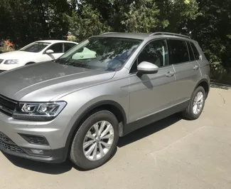 Vista frontale di un noleggio Volkswagen Tiguan all'aeroporto di Simferopol, Crimea ✓ Auto #1826. ✓ Cambio Automatico TM ✓ 0 recensioni.