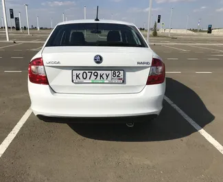 Interni di Skoda Rapid in affitto in Crimea. Un'ottima auto da 5 posti con cambio Automatico.