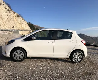 Vista frontale di un noleggio Toyota Yaris a Rafailovici, Montenegro ✓ Auto #1689. ✓ Cambio Automatico TM ✓ 7 recensioni.