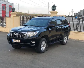 Vista frontale di un noleggio Toyota Land Cruiser Prado a Tbilisi, Georgia ✓ Auto #1304. ✓ Cambio Automatico TM ✓ 0 recensioni.