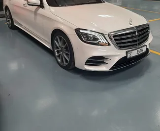 Mercedes-Benz S560 2019 disponibile per il noleggio a Dubai, con limite di chilometraggio di 250 km/giorno.