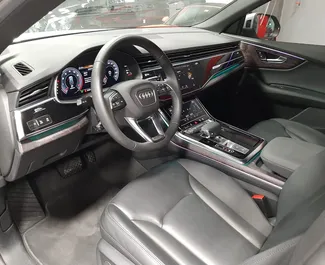 Audi Q8 2019 disponibile per il noleggio a Dubai, con limite di chilometraggio di 250 km/giorno.