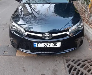 Vista frontale di un noleggio Toyota Camry a Tbilisi, Georgia ✓ Auto #1887. ✓ Cambio Automatico TM ✓ 0 recensioni.