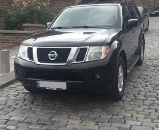 Vista frontale di un noleggio Nissan Pathfinder a Tbilisi, Georgia ✓ Auto #1373. ✓ Cambio Automatico TM ✓ 3 recensioni.