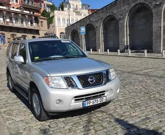 Vista frontale di un noleggio Nissan Pathfinder a Tbilisi, Georgia ✓ Auto #1315. ✓ Cambio Automatico TM ✓ 0 recensioni.