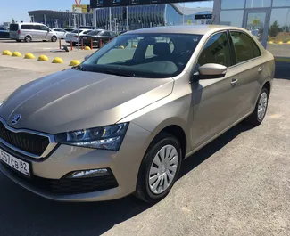 Vista frontale di un noleggio Skoda Rapid all'aeroporto di Simferopol, Crimea ✓ Auto #1910. ✓ Cambio Automatico TM ✓ 0 recensioni.