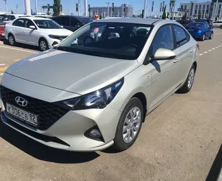 Vista frontale di un noleggio Hyundai Solaris all'aeroporto di Simferopol, Crimea ✓ Auto #1911. ✓ Cambio Automatico TM ✓ 0 recensioni.