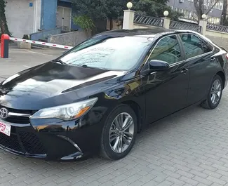 Vista frontale di un noleggio Toyota Camry a Tbilisi, Georgia ✓ Auto #1305. ✓ Cambio Automatico TM ✓ 2 recensioni.