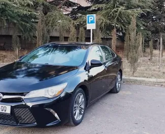 Vista frontale di un noleggio Toyota Camry a Tbilisi, Georgia ✓ Auto #1308. ✓ Cambio Automatico TM ✓ 4 recensioni.