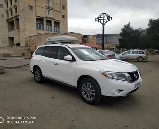 Vista frontale di un noleggio Nissan Pathfinder a Tbilisi, Georgia ✓ Auto #2029. ✓ Cambio Automatico TM ✓ 0 recensioni.