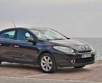 Vista frontale di un noleggio Renault Fluence a Budva, Montenegro ✓ Auto #490. ✓ Cambio Automatico TM ✓ 11 recensioni.