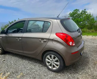 Vista frontale di un noleggio Hyundai i20 a Budva, Montenegro ✓ Auto #2027. ✓ Cambio Automatico TM ✓ 3 recensioni.