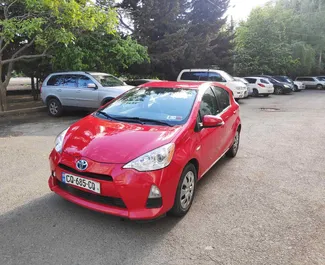 Vista frontale di un noleggio Toyota Prius C a Tbilisi, Georgia ✓ Auto #2015. ✓ Cambio Automatico TM ✓ 1 recensioni.