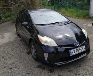Vista frontale di un noleggio Toyota Prius a Tbilisi, Georgia ✓ Auto #2018. ✓ Cambio Automatico TM ✓ 2 recensioni.